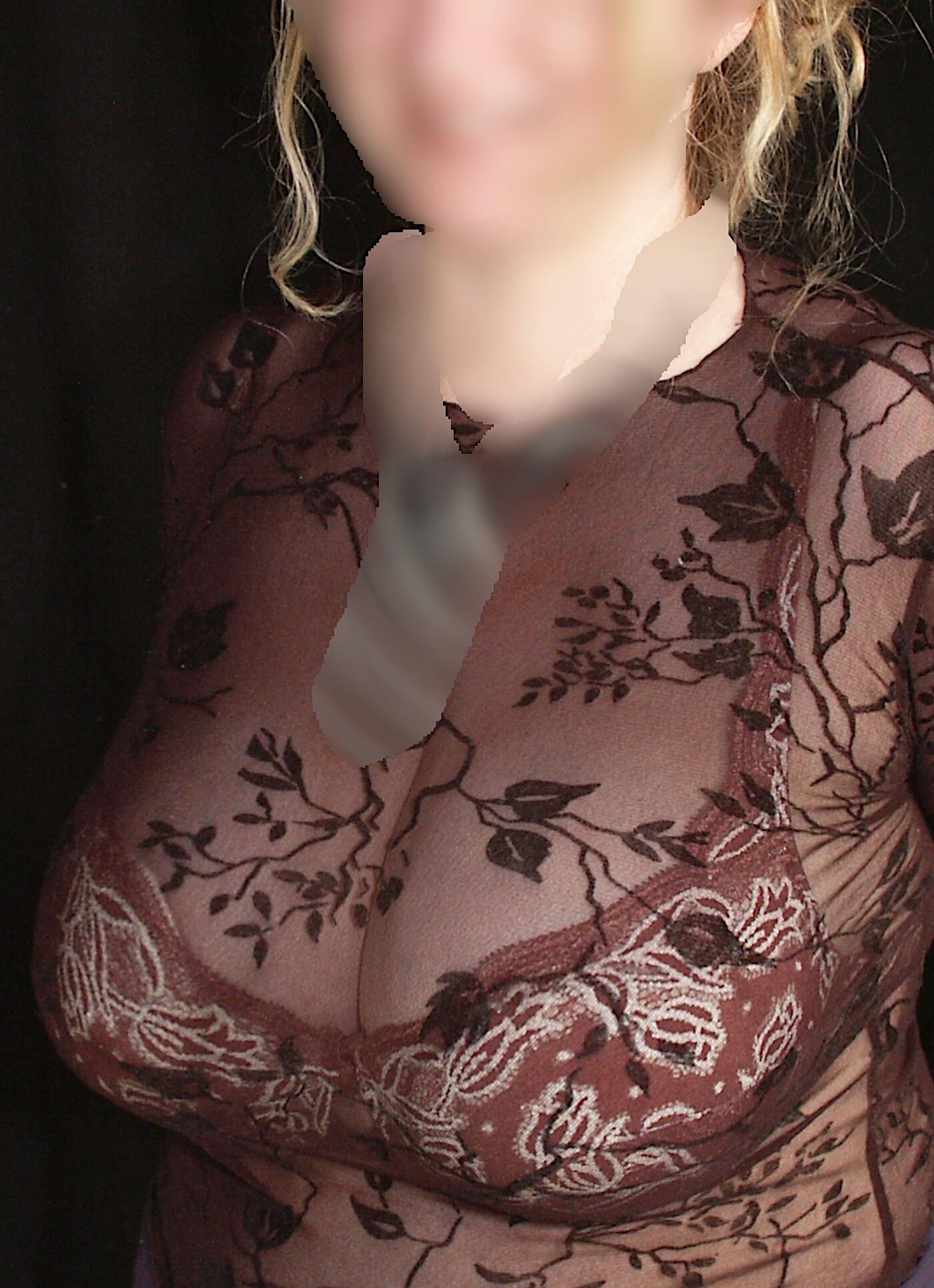 Plantureuse blonde BBW MILF maman 44DD seins en haut / chemisier transparent