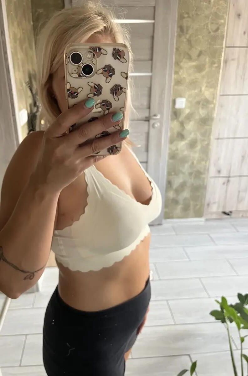 blonde sexy en soutien-gorge