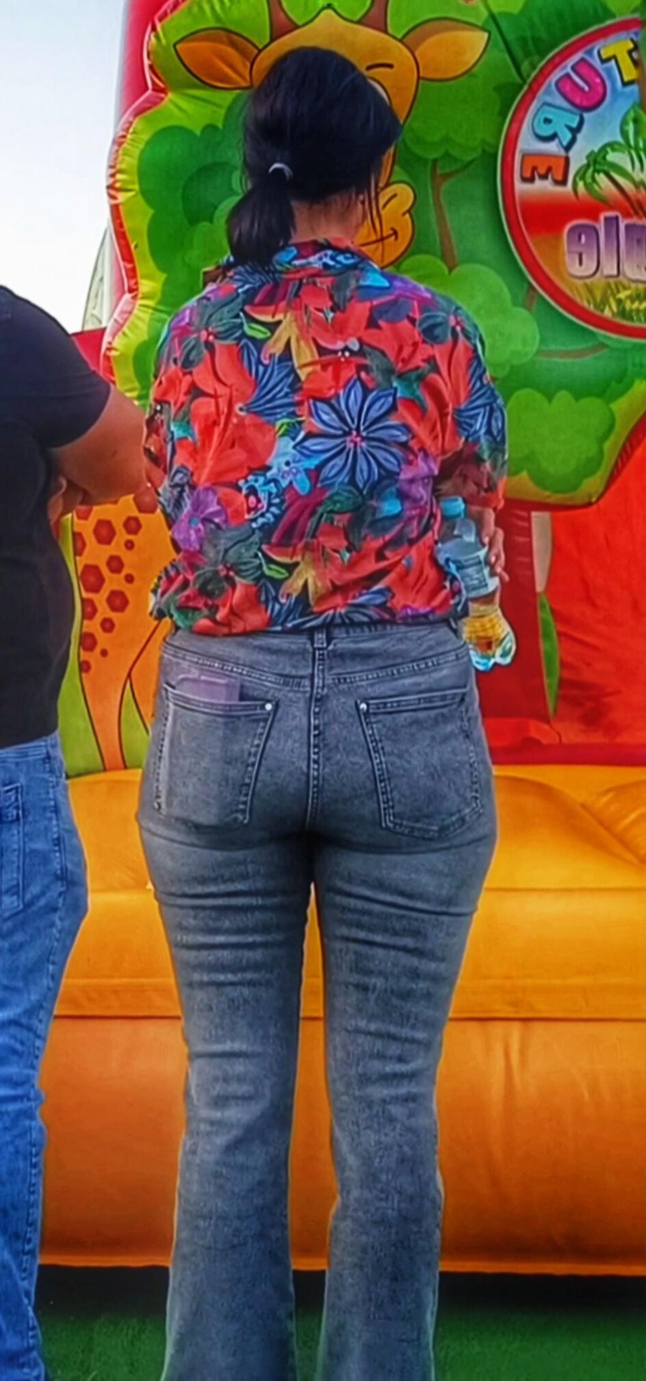 a esposa sacanagem do amigo mostra sua bunda grande e madura em jeans