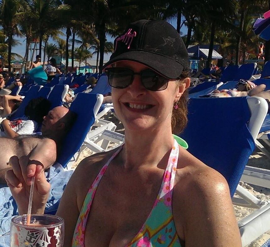 Heiße MILF Leslie in Bikinis. Schöner Körper.