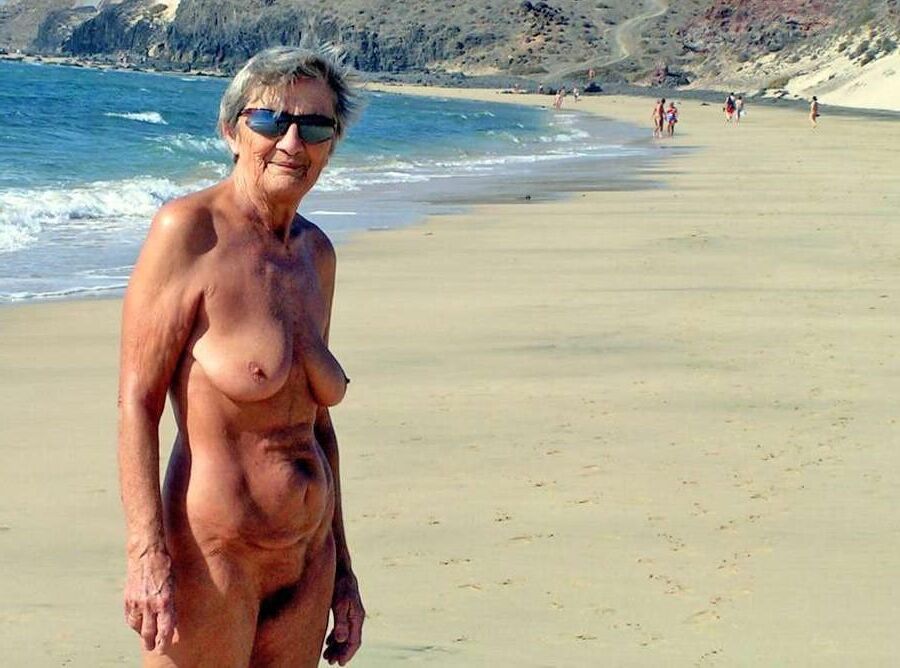 Fotos antiguas y polvorientas de una dulce abuela nudista