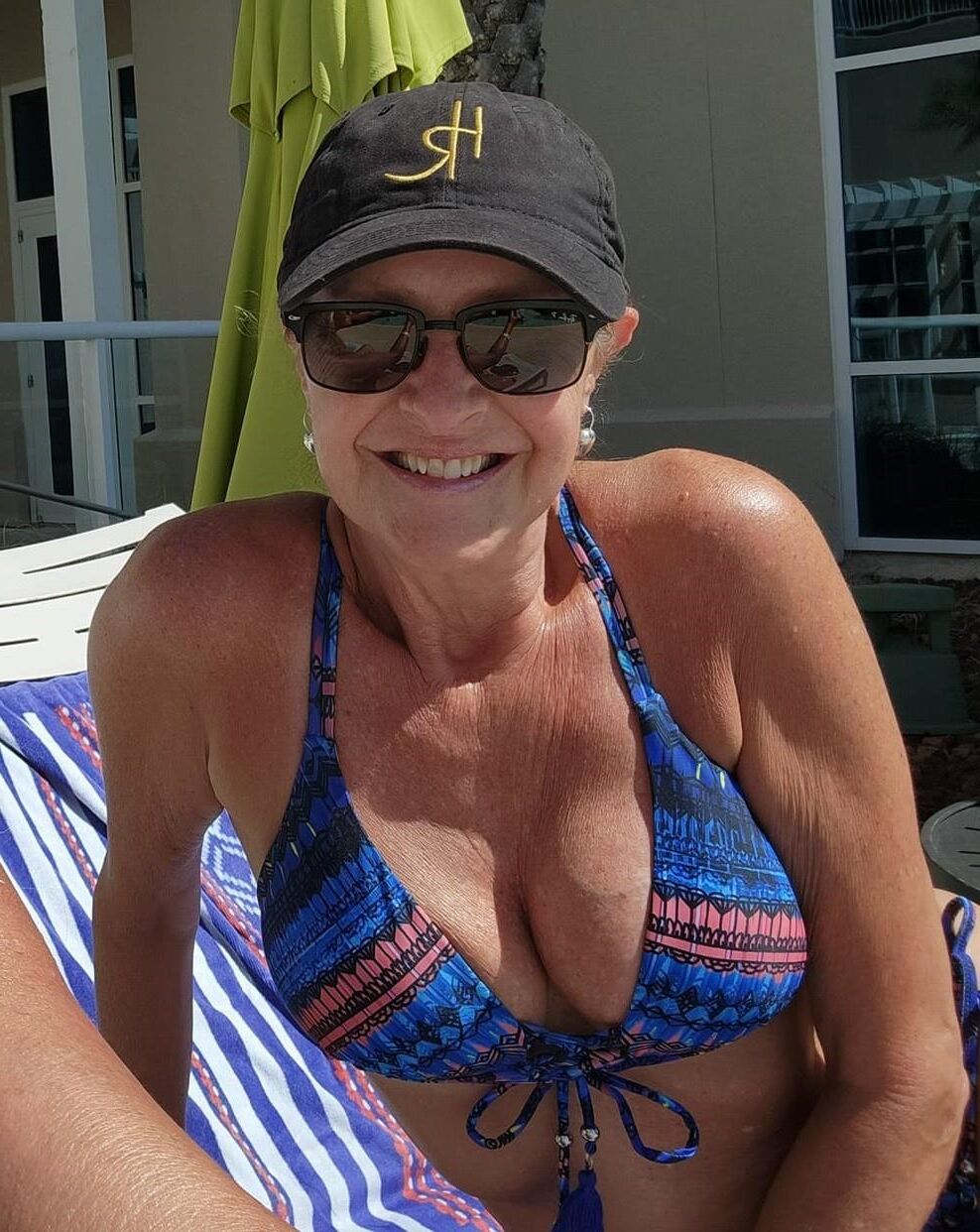 Heiße MILF Leslie in Bikinis. Schöner Körper.