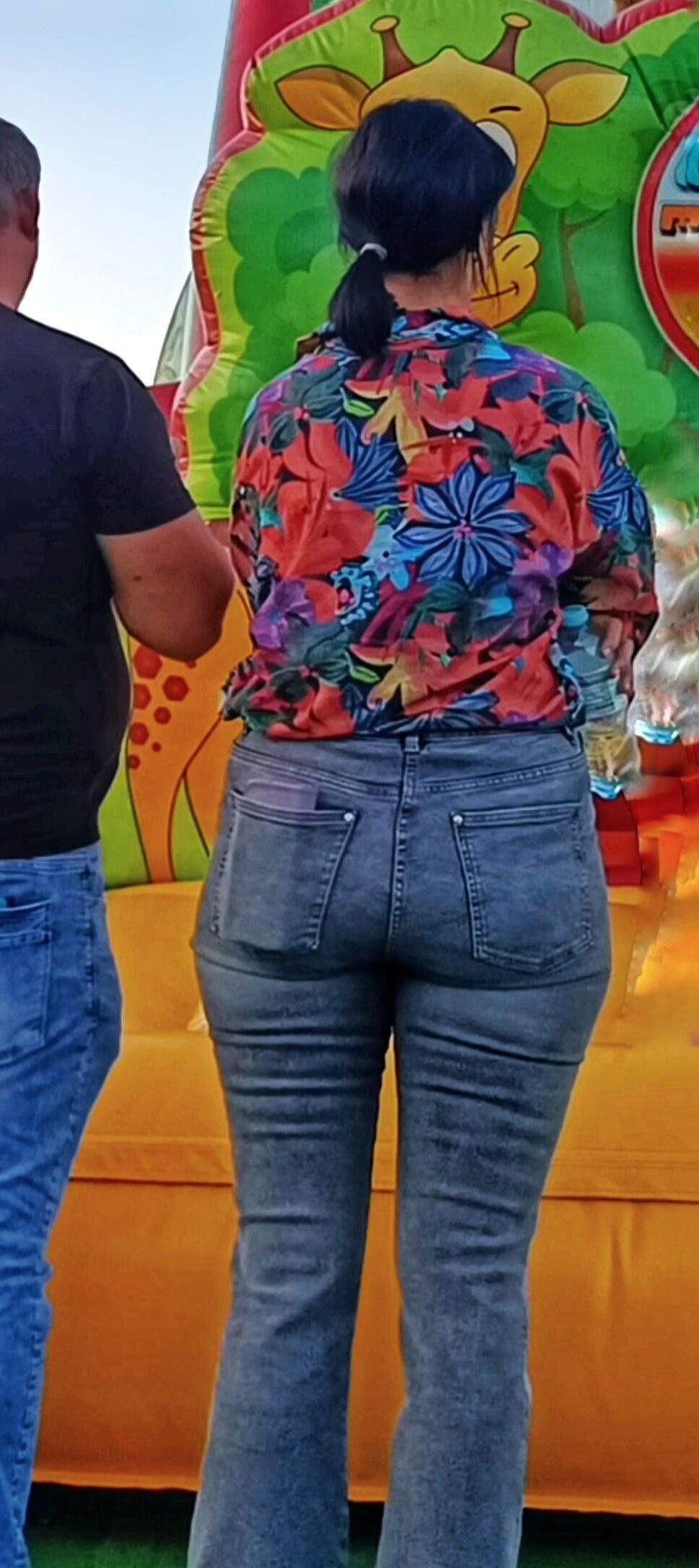 a esposa sacanagem do amigo mostra sua bunda grande e madura em jeans