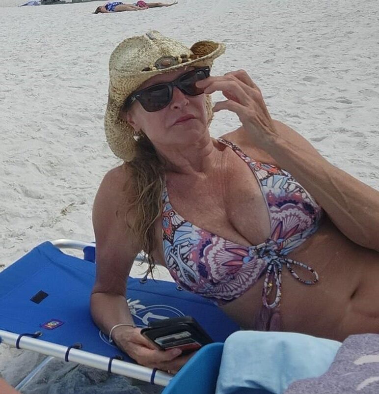 Heiße MILF Leslie in Bikinis. Schöner Körper.