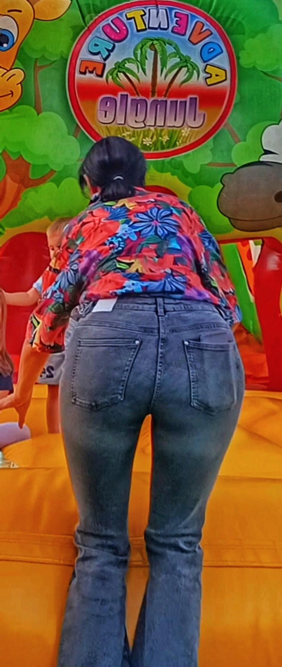 a esposa sacanagem do amigo mostra sua bunda grande e madura em jeans