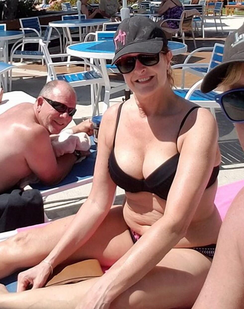 Heiße MILF Leslie in Bikinis. Schöner Körper.