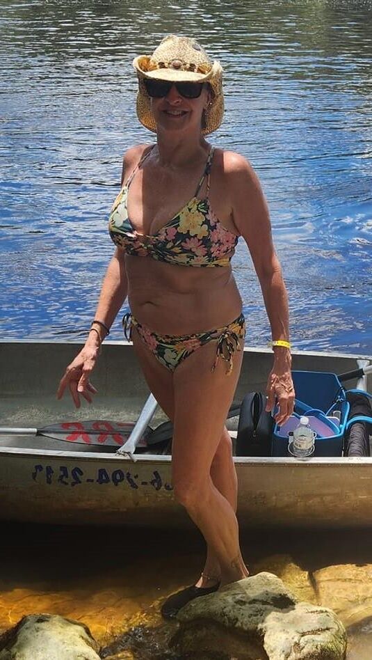 Heiße MILF Leslie in Bikinis. Schöner Körper.