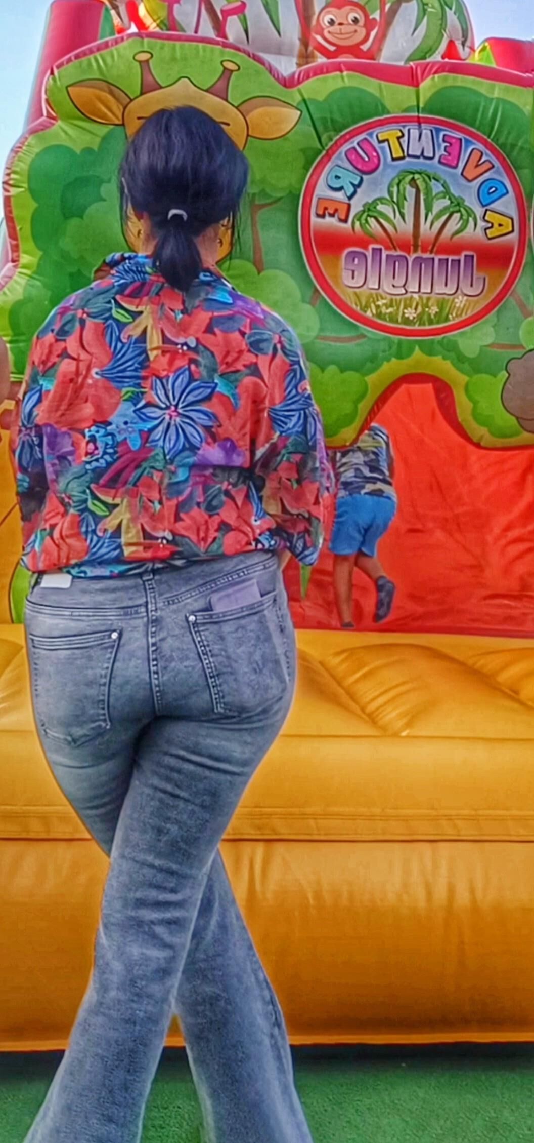 friend\'s slutty wife shows off her great mature ass in jeans