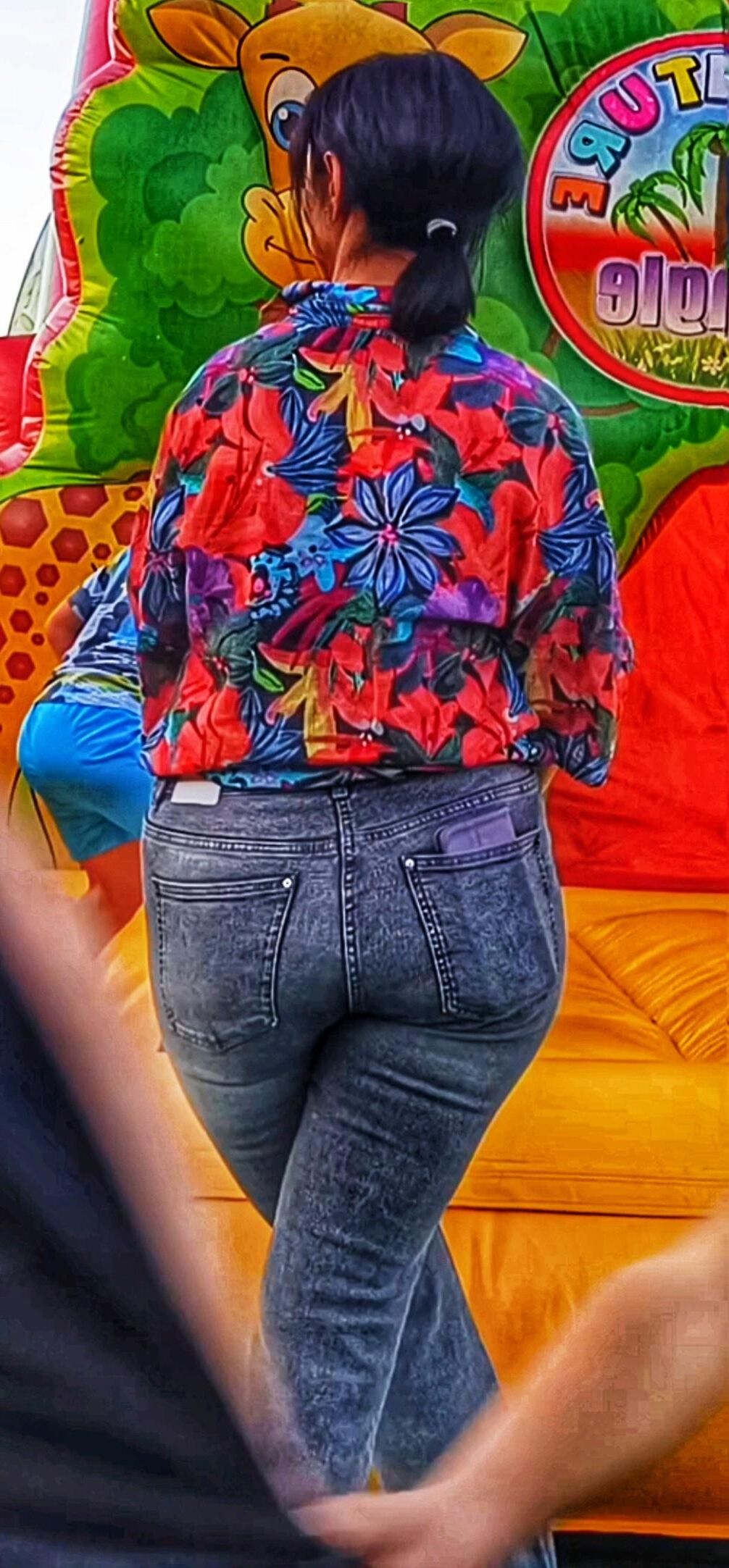 a esposa sacanagem do amigo mostra sua bunda grande e madura em jeans