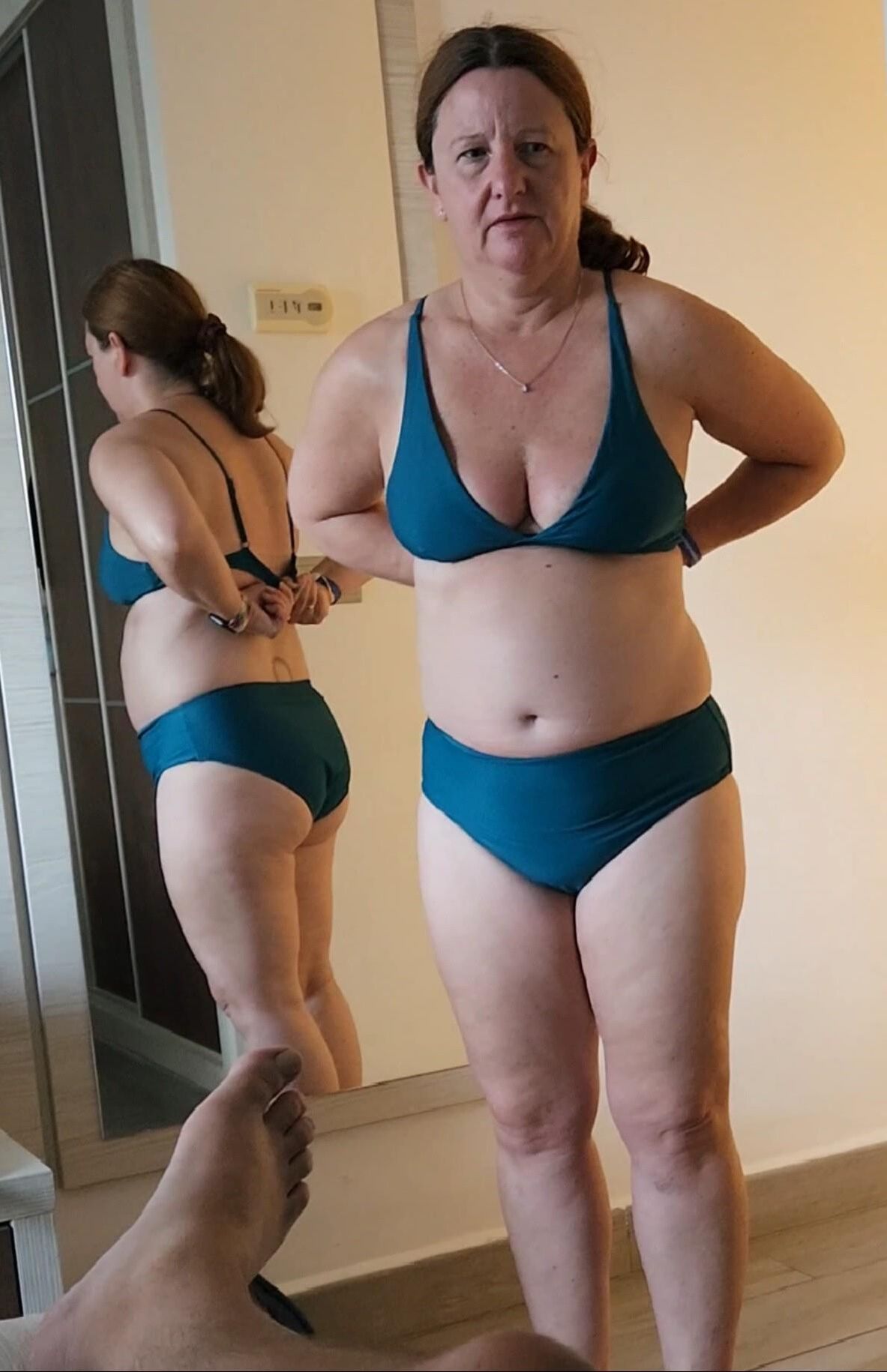 Reife MILF in ihrem blauen Bikini, nicht nackt