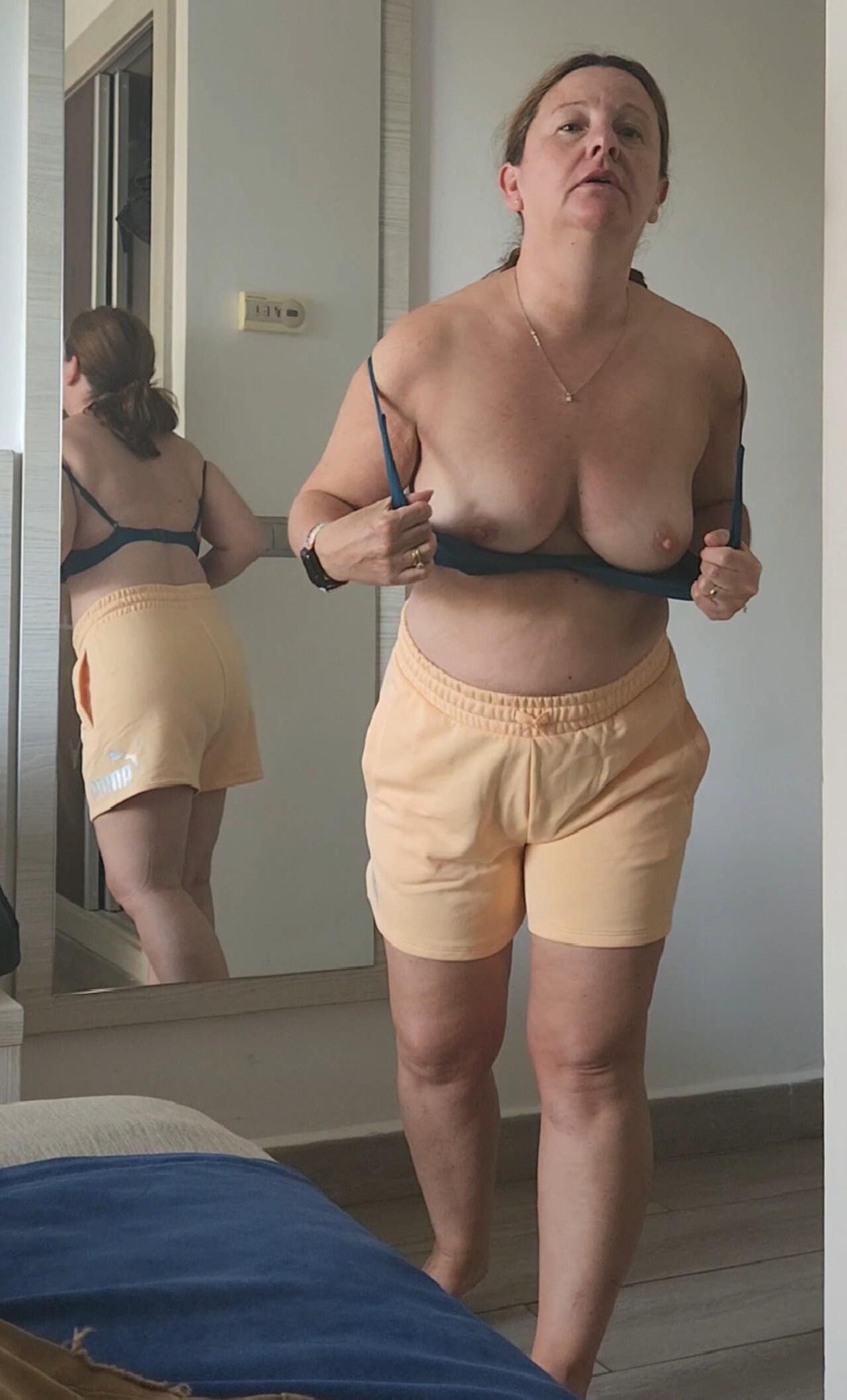 Reife MILF in ihrem blauen Bikini, nicht nackt