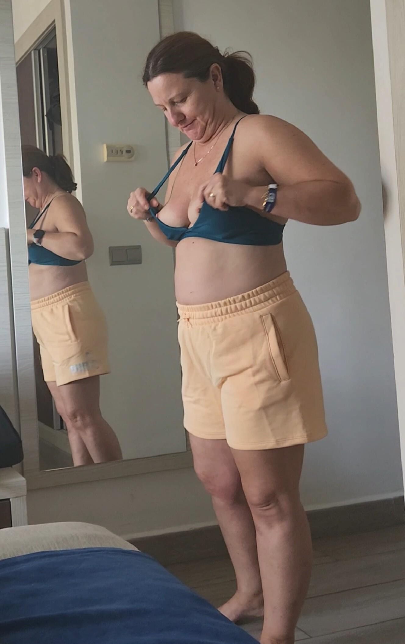 Reife MILF in ihrem blauen Bikini, nicht nackt