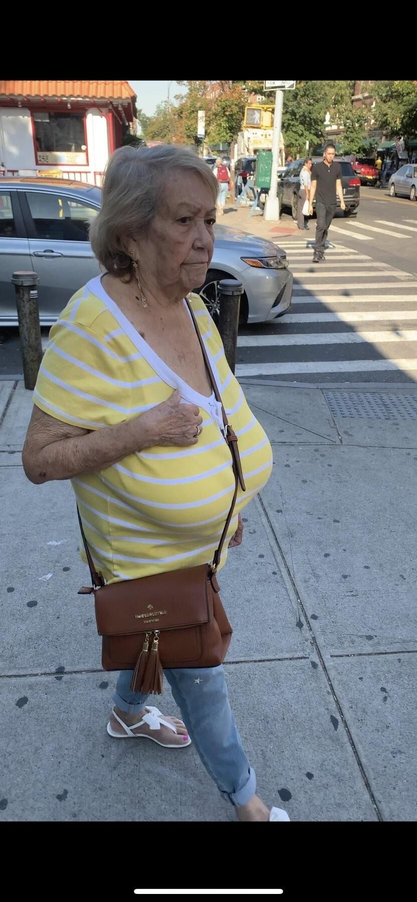 Abuelas sinceras con tetas dignas de placer voyeur