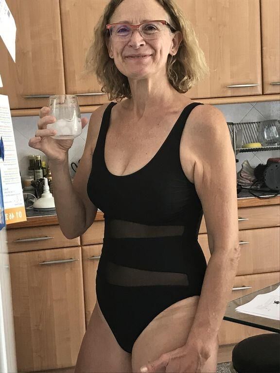 MATURE LADIES IN SWIMSUITS B