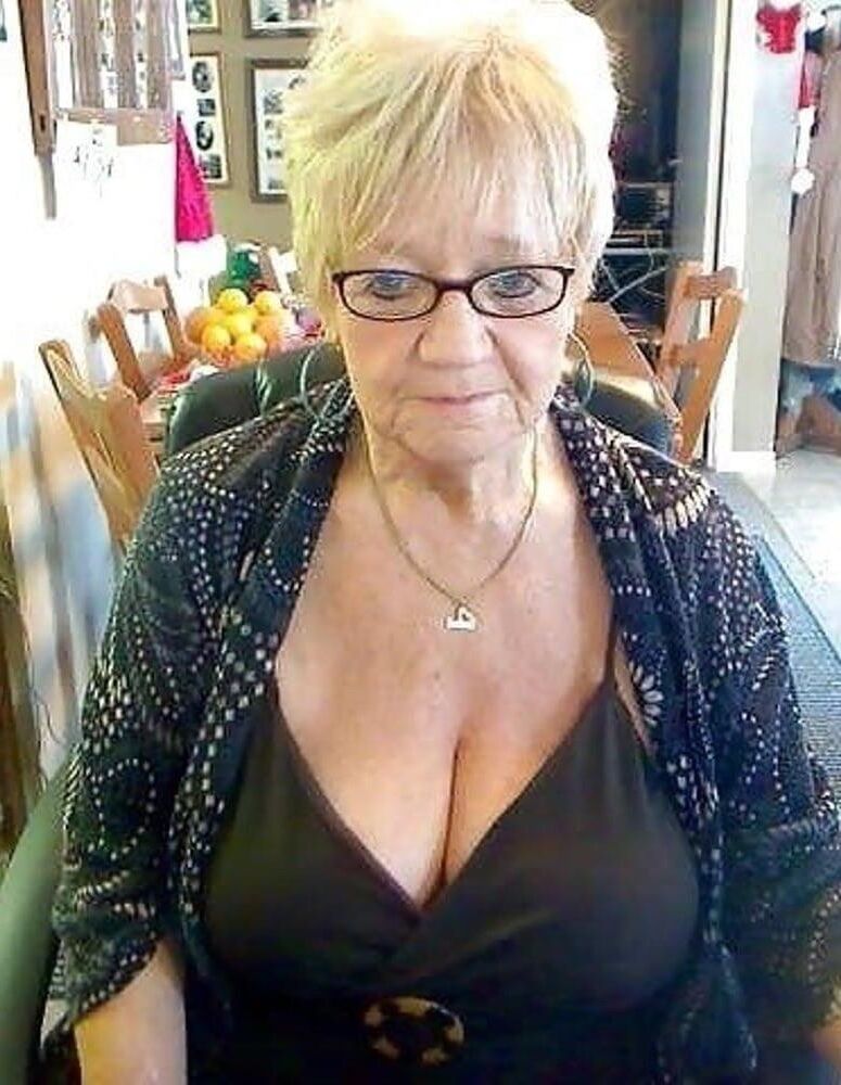 Granny Downblouse is a Massive Weapon of Seduction !