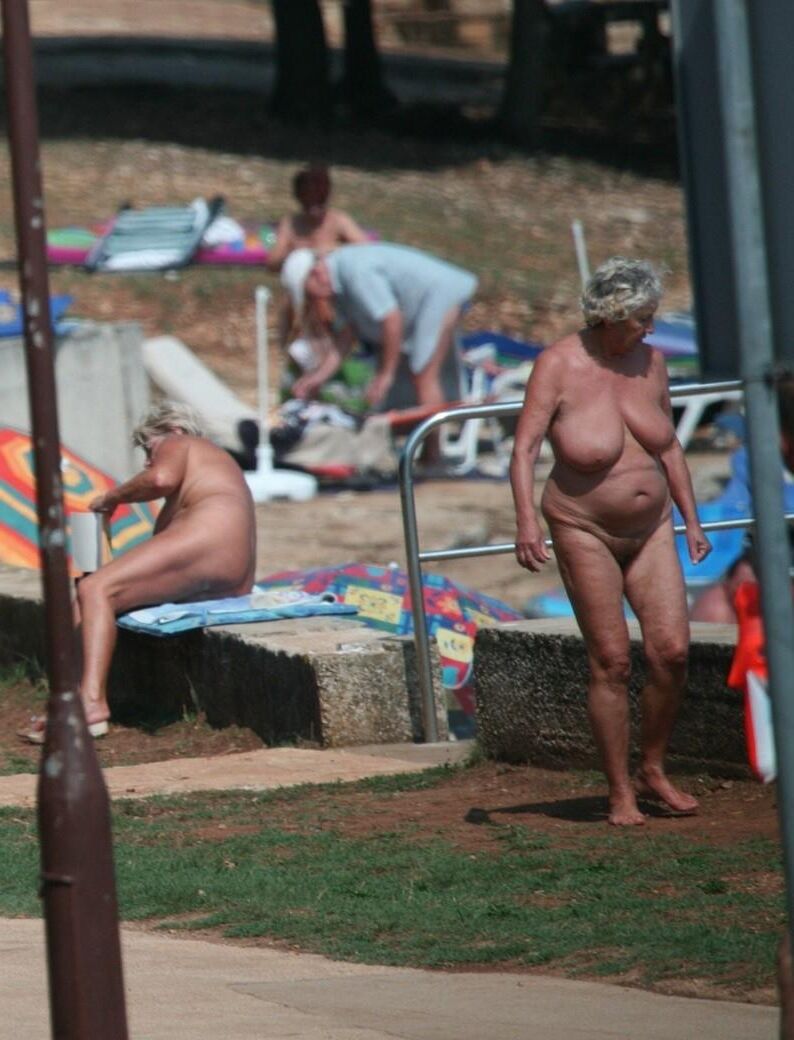 ¡Abuela desnuda súper caliente con tetas enormes!