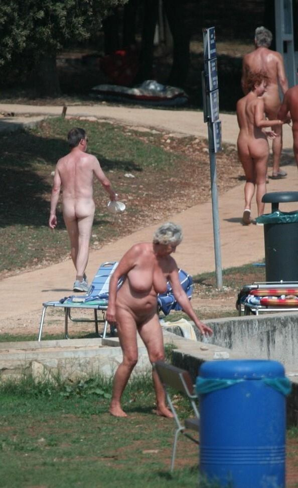 ¡Abuela desnuda súper caliente con tetas enormes!