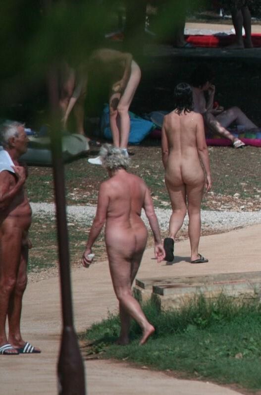 ¡Abuela desnuda súper caliente con tetas enormes!