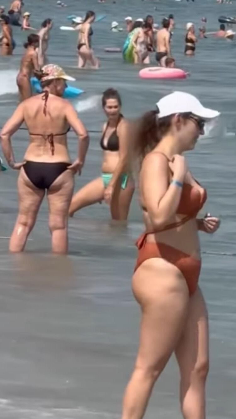 Voyeur Beach moms 