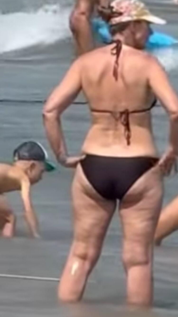 Voyeur Beach moms 