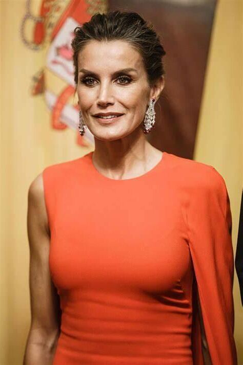 MILF Tit Queen Letizia, chaude salope au sperme royal