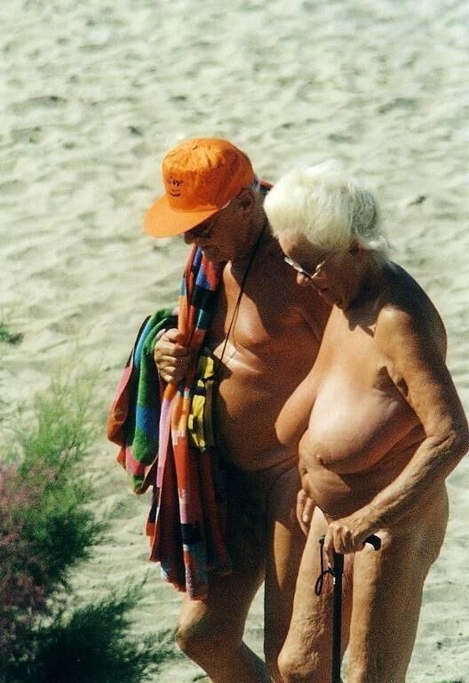 ¡Fotos viejas y polvorientas de una abuela nudista con TETAS ENORMES!