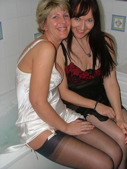 Sarah, britische MILF, neckt beim Baden