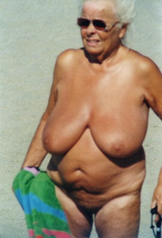 ¡Fotos viejas y polvorientas de una abuela nudista con TETAS ENORMES!