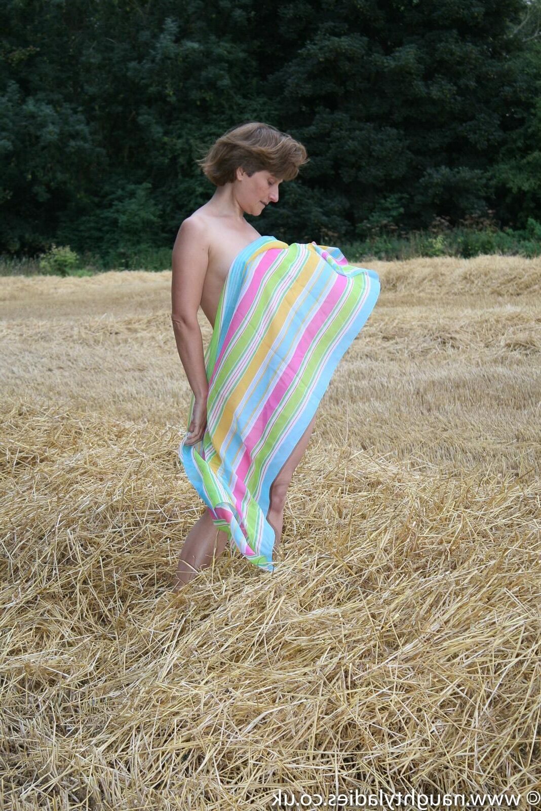 Anna desnuda en un campo de cebada