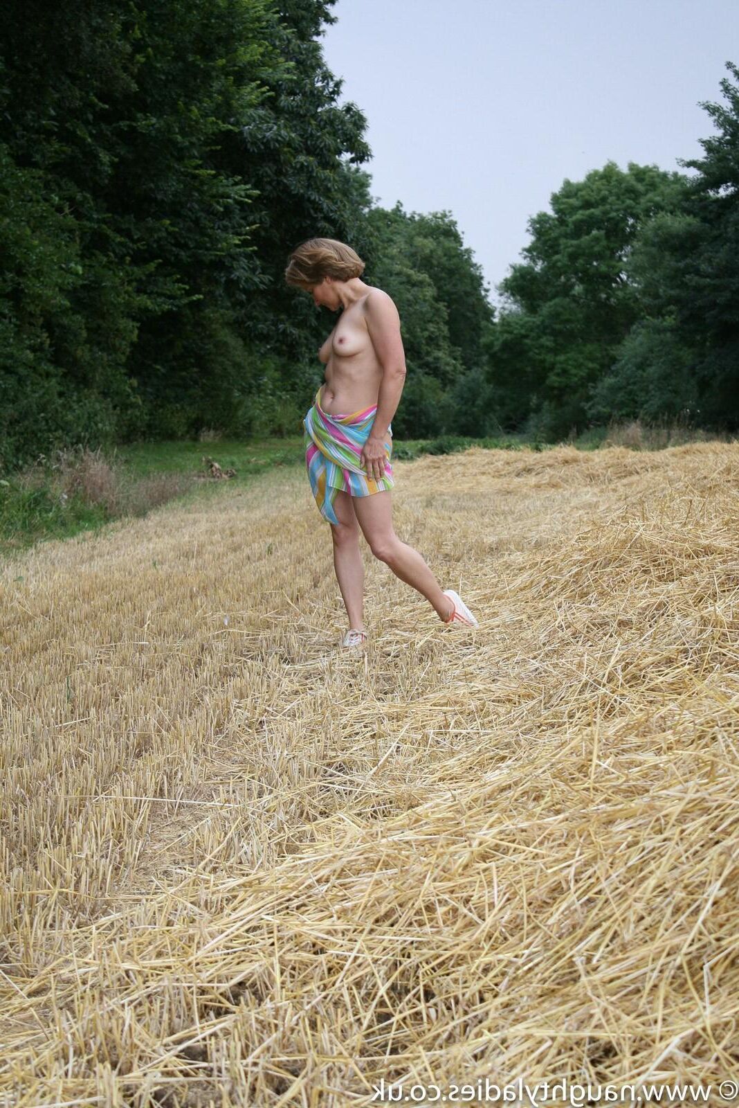 Anna desnuda en un campo de cebada