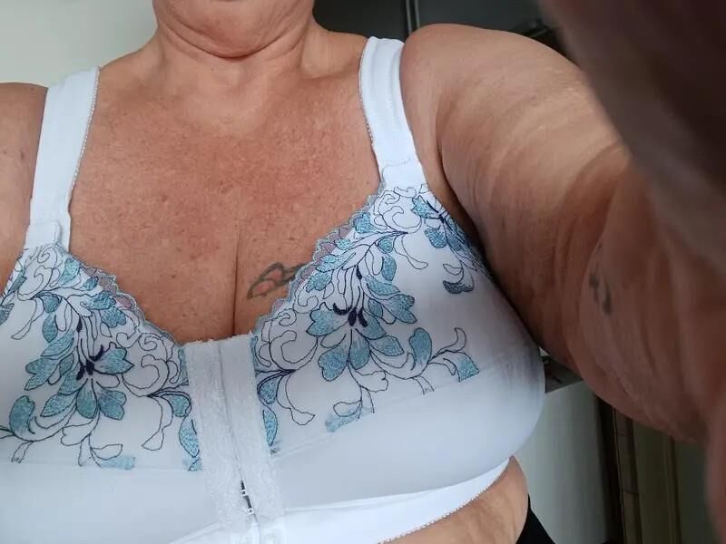 sexy vollbusige Oma Henny