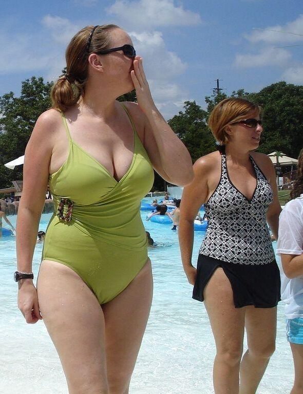 Les dames et leurs maillots de bain.