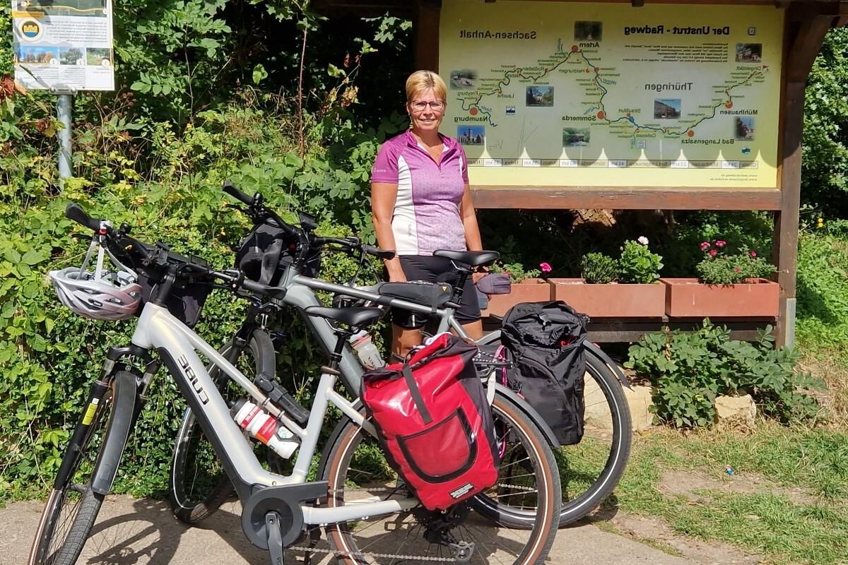 Gepiercte Schlampe Silke auf dem Fahrrad