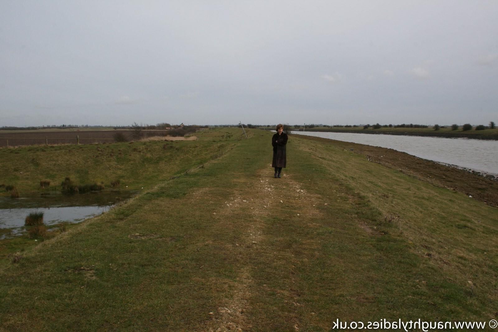 Anna disfruta del paisaje de Lincolnshire mientras toma el sol