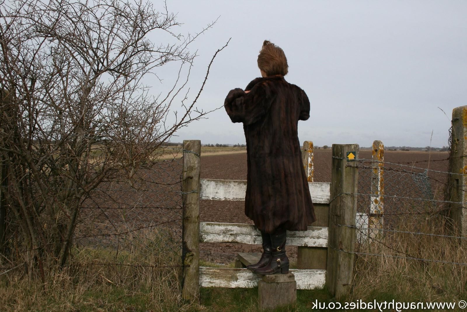 Anna disfruta del paisaje de Lincolnshire mientras toma el sol