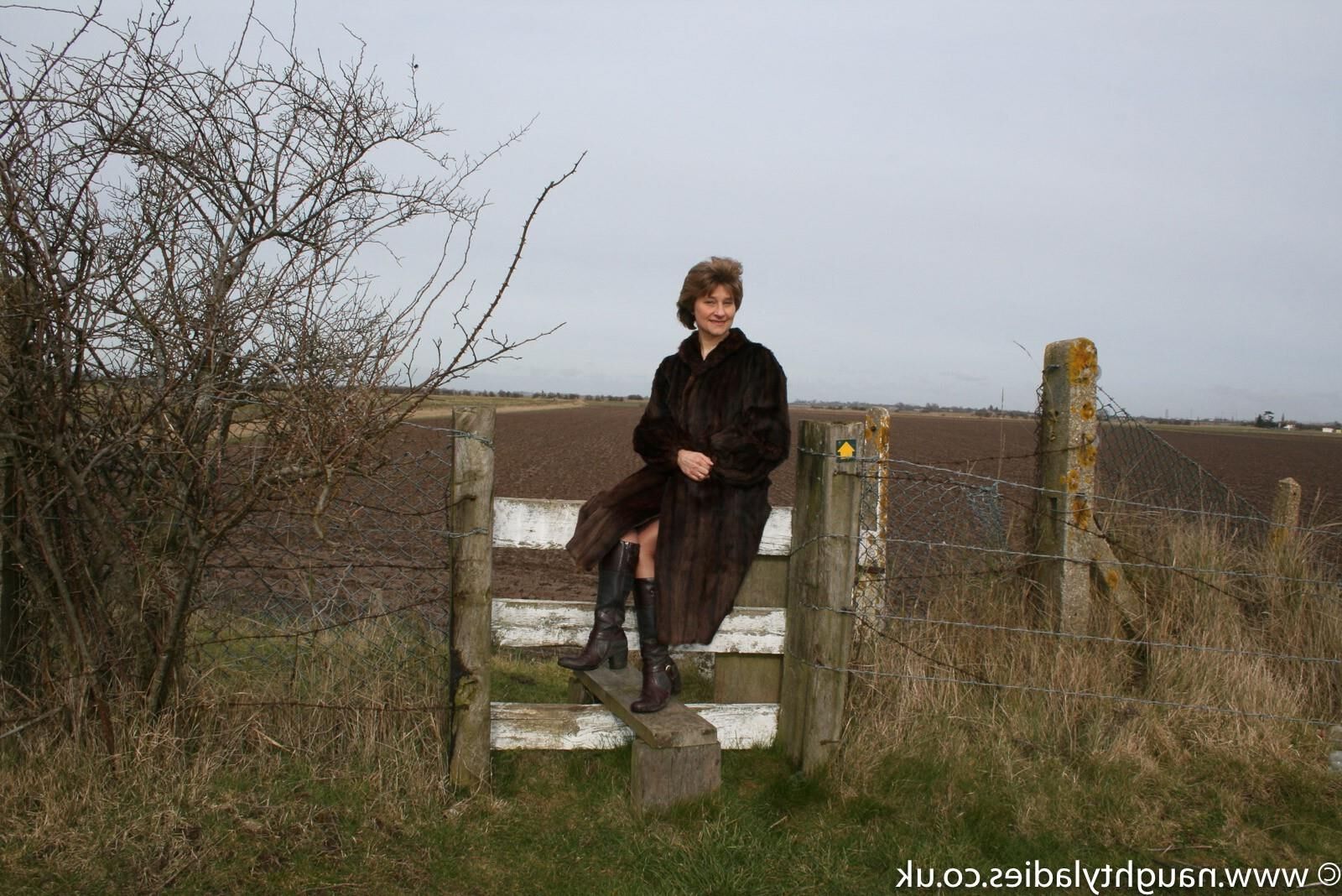 Anna aprecia a paisagem de Lincolnshire enquanto toma sol