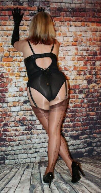 Mature British MILF fully fashioned stockings tease