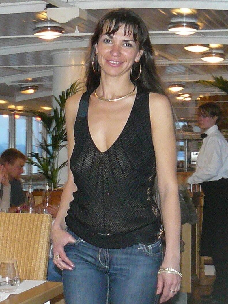 Laura ist im Restaurant immer sexy