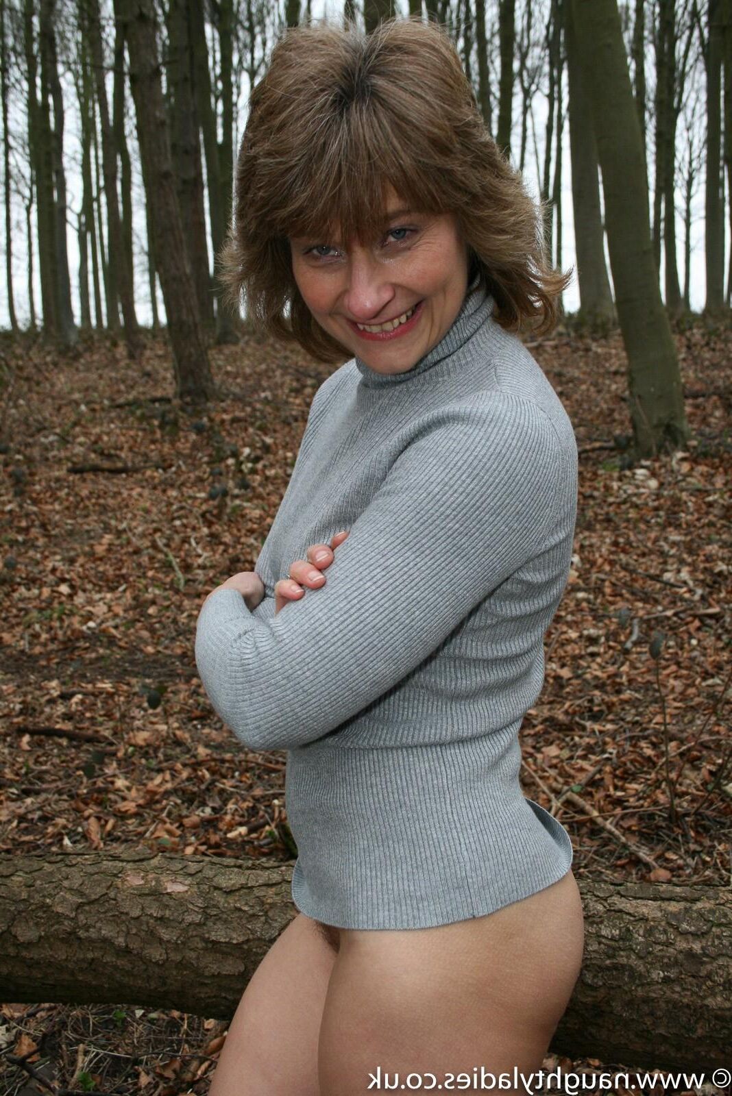 Anna J zieht sich im Wald aus