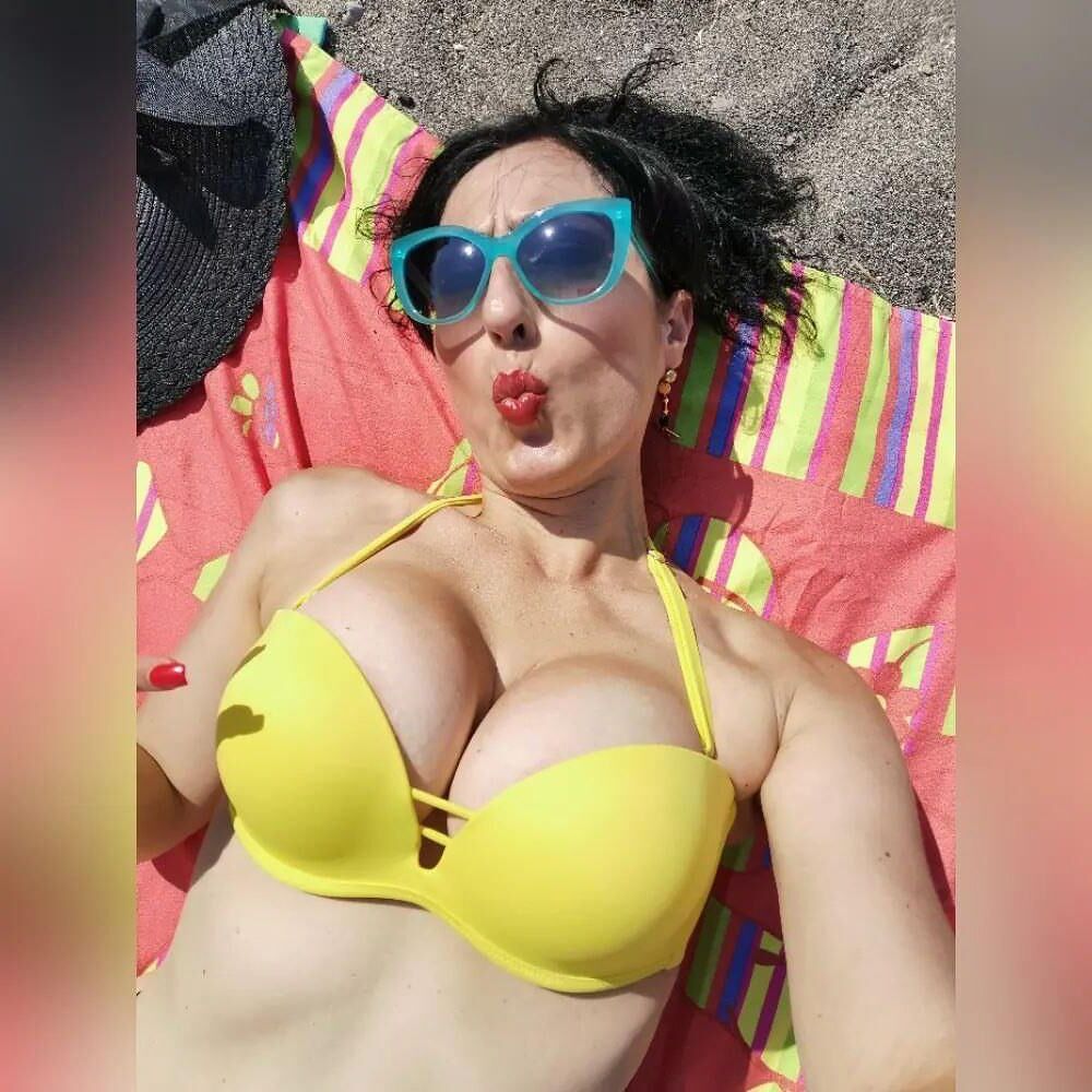 Elisa große natürliche Titten MILF für die Zucht