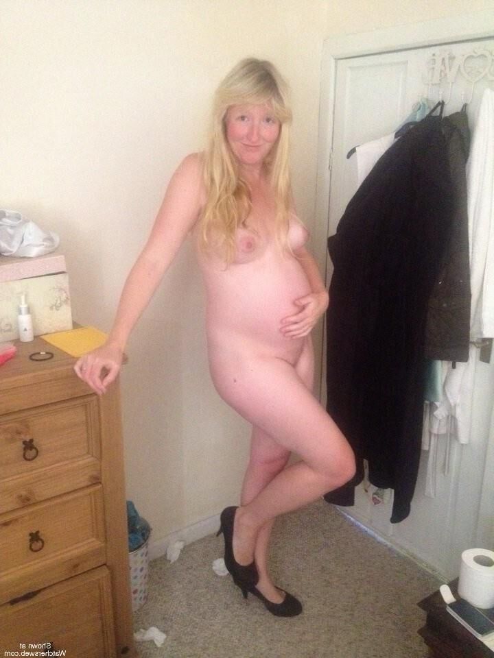 MILF blonde enceinte