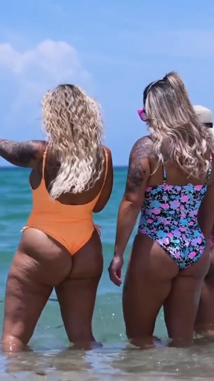 Beach voyeur moms 