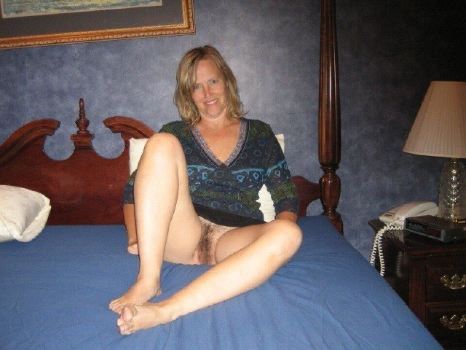 Selbst gemachte MILF spreizt ihre haarige Muschi