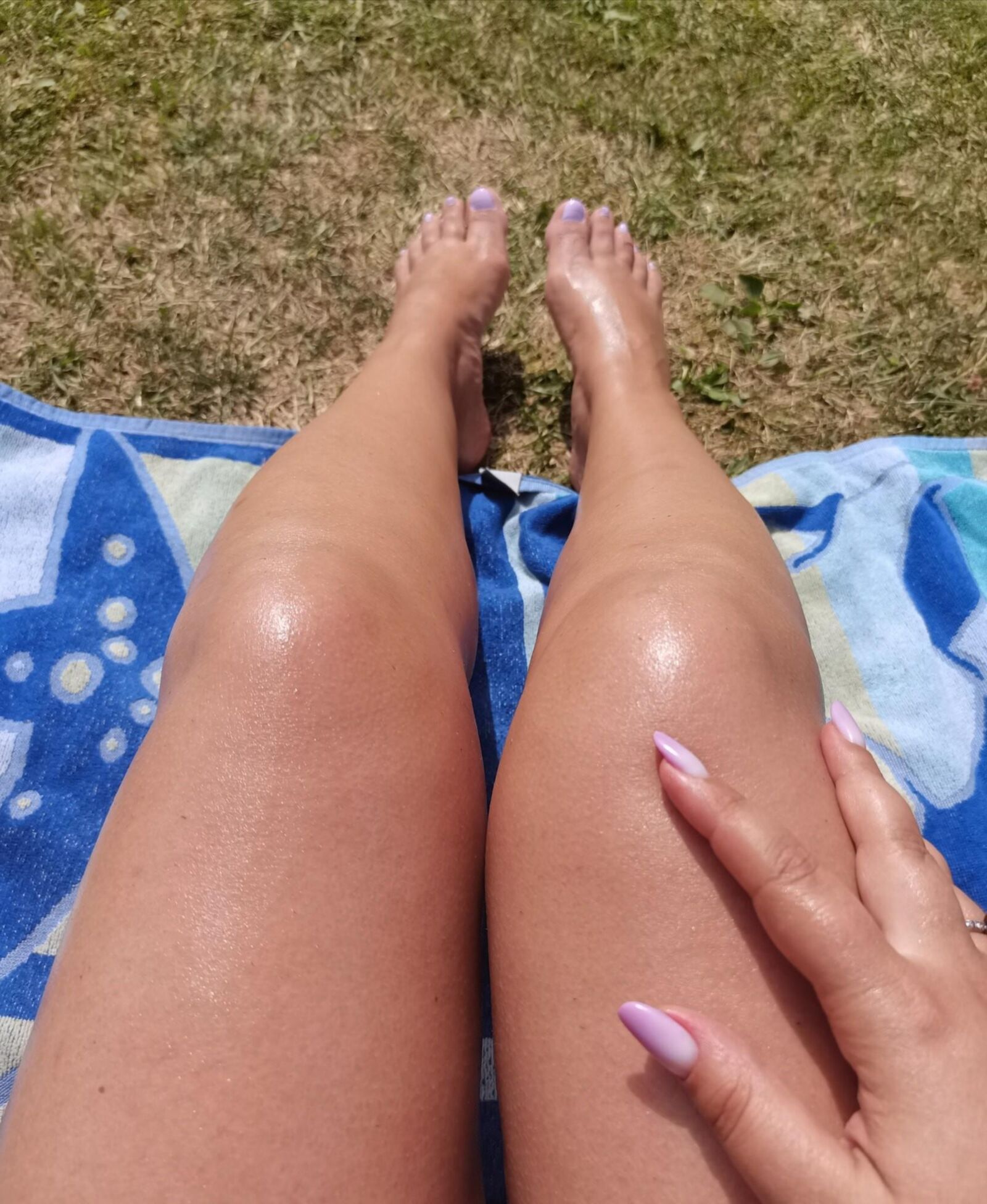 Mis piernas y pies sexys de compañera de trabajo