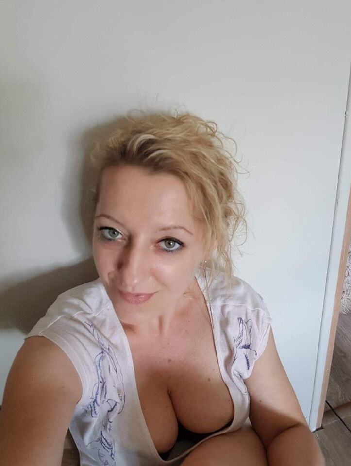 yo Busty Amateur MILF