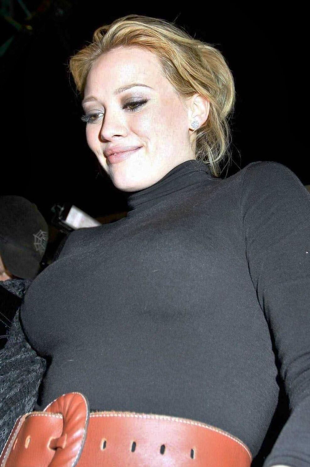 MILF puta Hilary Duff tetas, culo, piernas y tacones altos.