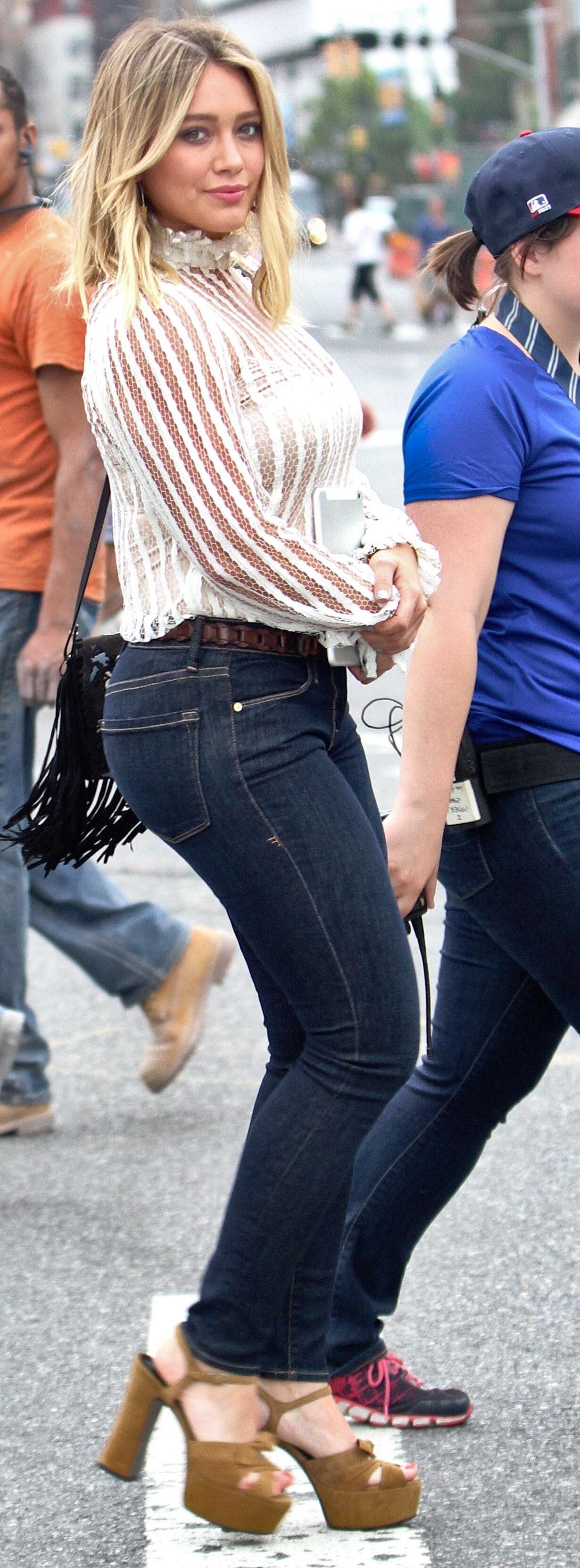 MILF salope Hilary Duff seins, cul, jambes et talons hauts.