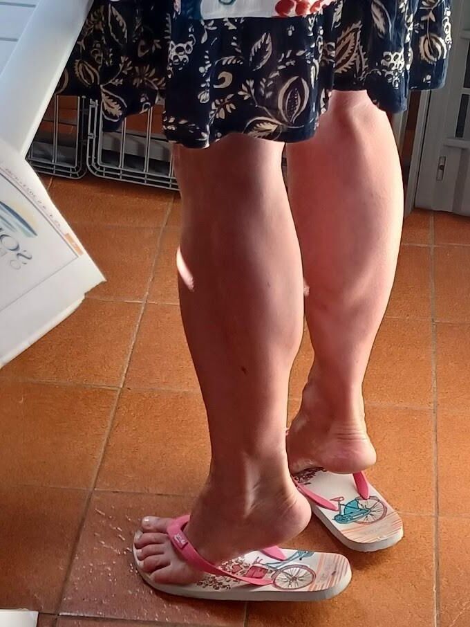 Mis piernas y pies de sandalias.