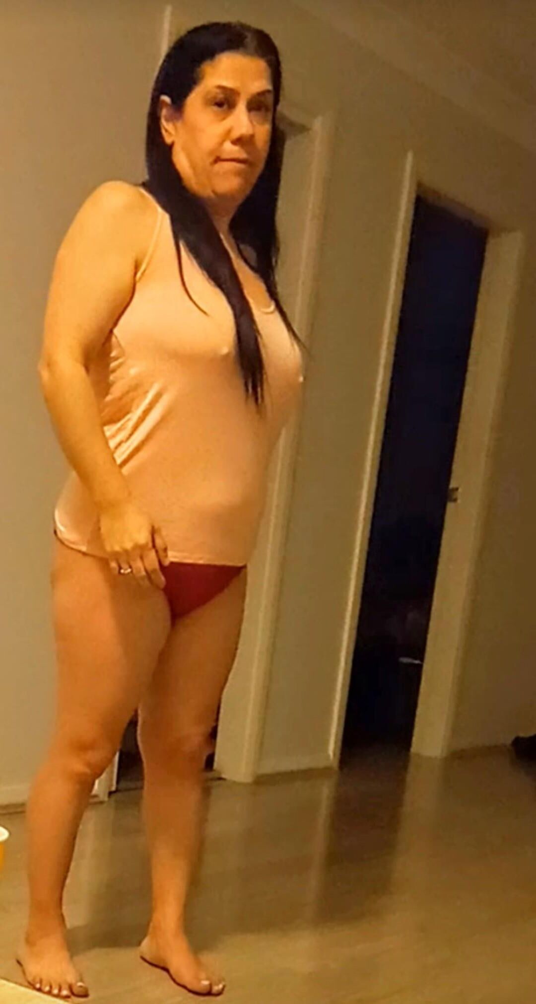 Esposa AI transformada hasta desnuda 32