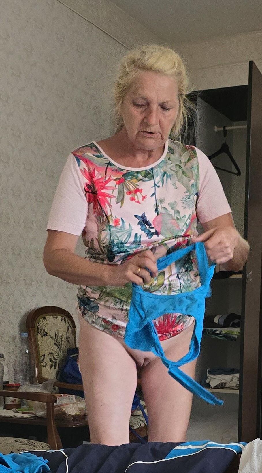 Oma beim Anziehen beobachten